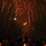 Le feu d'artifice a été tiré depuis deux bateaux situés en amont et en aval du pont du milieu. Le spectacle a duré 16 minutes. Keystone-SDA/Steve Last